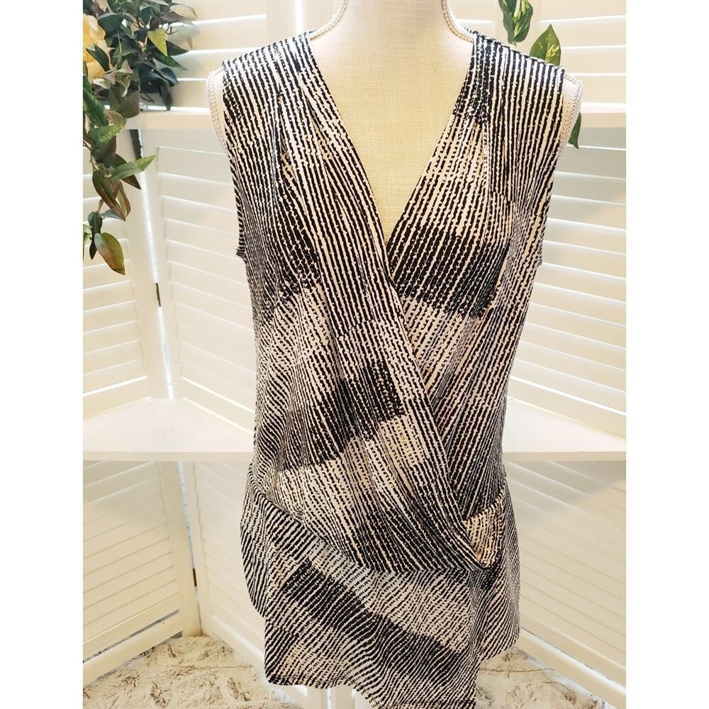 WHITE HOUSE BLACK MARKET WHITE/BLACK COLOR BLOCK PEPLUM V NECK SIZE MED